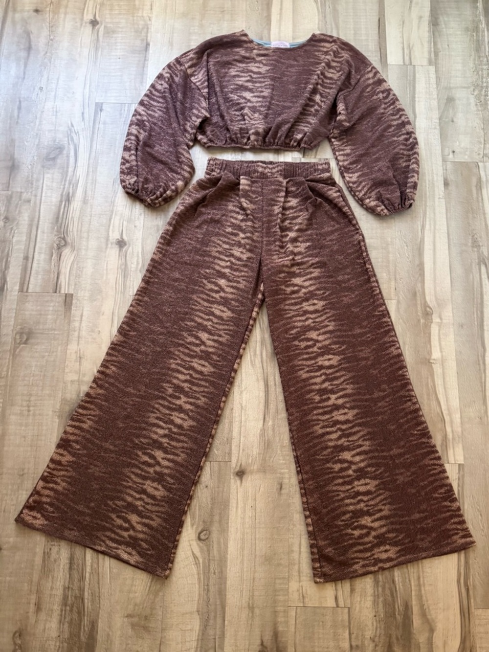 Women’s Wisteria Lane Metallic Tiger Print Palazzo Pants Set - Picture 2 of 7